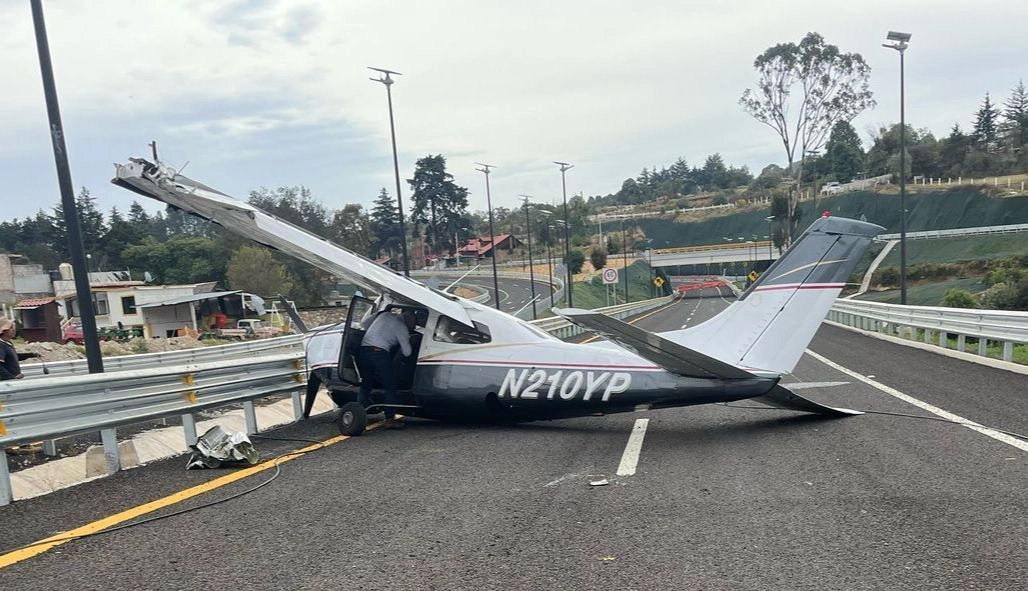 El piloto y su acompañante fueron llevados al Hospital General de Pachuca.