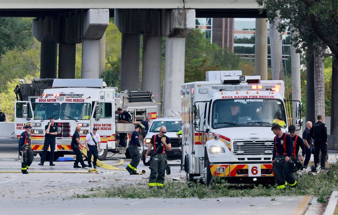 El personal de emergencia responde al área donde una avioneta se estrelló en las vías del tren debajo del paso elevado cerca de la Interestatal 95 en Boca Raton, Florida, el viernes 11 de abril de 2025.