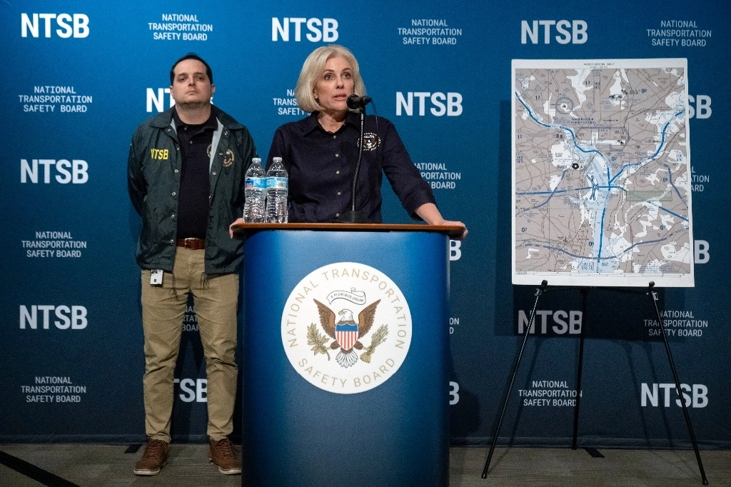 Las autoridades realizan labores para confirmar las identidades de las víctimas. La FAA y la Junta Nacional de Seguridad en el Transporte de Estados Unidos (NTSB, según sus iniciales en inglés) ya investigan el incidente. Foto Ap