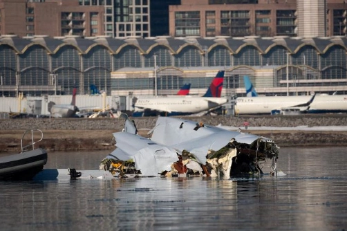La avioneta volaba por el río Platte, al sur de Fremont, cuando se estrelló en el río​​​.