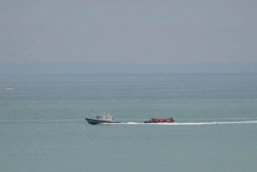 Un barco que se cree que transporta inmigrantes es escoltado por un barco de la Gendarmería Nacional francesa frente a la playa de Wimereux, Francia, el miércoles 4 de septiembre de 2024. Foto Ap 