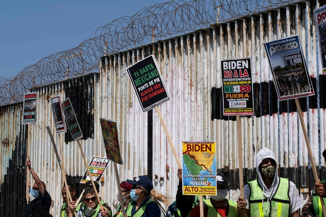 Grupos defensores de migrantes realizan una manifestación junto al muro fronterizo entre México y los EU, en Playas de Tijuana, el 29 de abril de 2022. Foto Afp