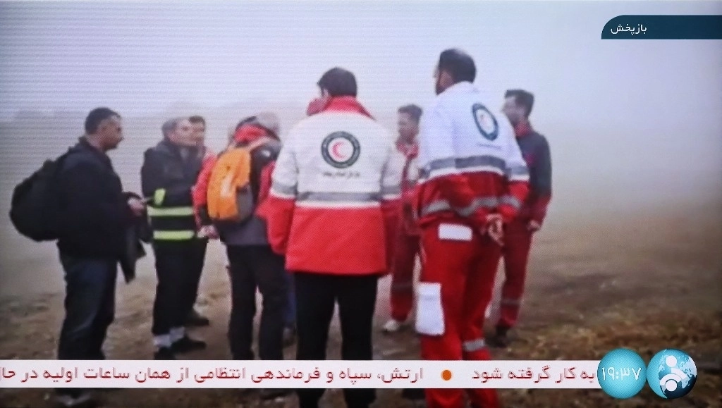 Rescatistas se dirigen hacia el sitio donde tuvo lugar el accidente del helicóptero en el que viajaba el presidente de Irán, Ebrahim Raisi. Foto Afp 
