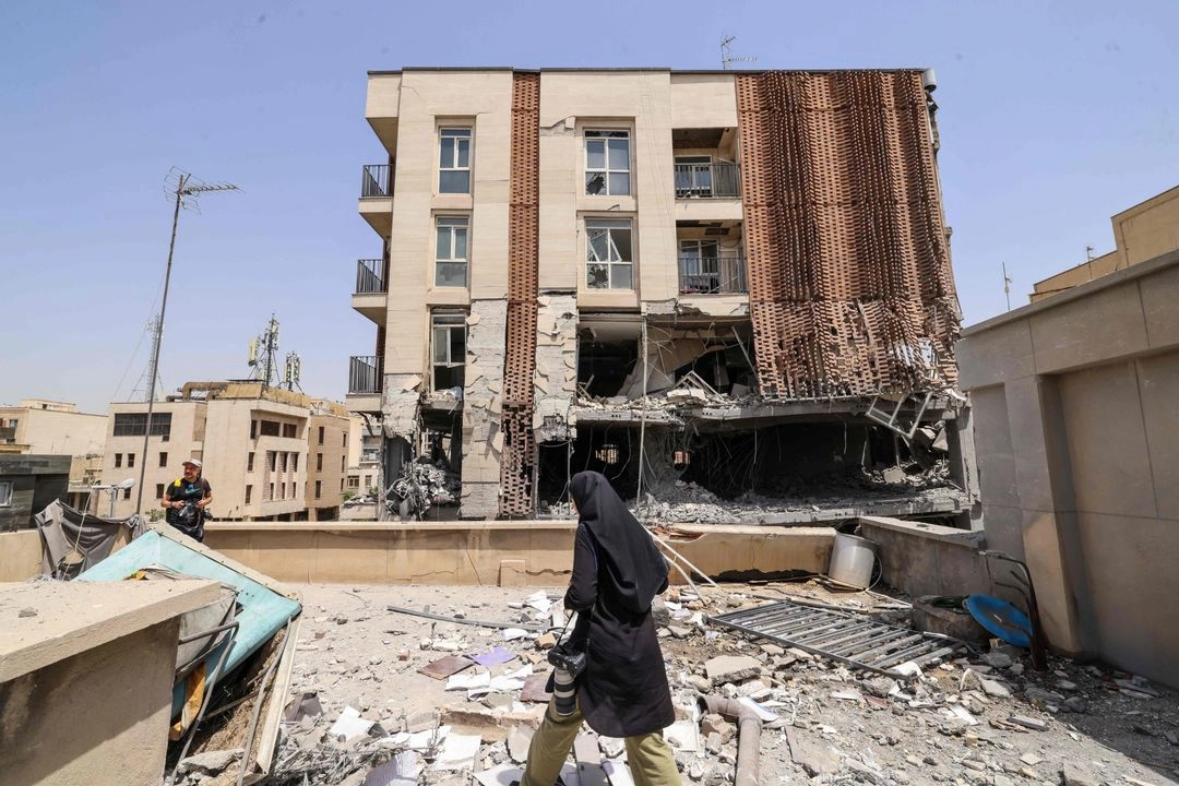Se observa el tejado de un edificio residencial alcanzado por un ataque israelí en Teherán, el 25 de junio de 2025. Foto 