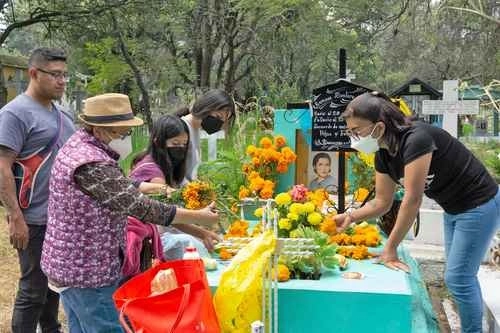 La afluencia en los panteones civiles de Dolores (en esta imagen) y Xoco fue poca, pero constante durante el día, "aunque lo fuerte será este 2 de noviembre", estimaron trabajadores. Foto Pablo Ramos