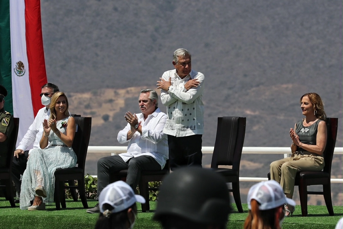 El presidente Andrés Manuel López Obrador, acompañado de su homólogo argentino, Alberto Fernández, encabezaron ayer la ceremonia de los 200 años de la Promulgación del Plan de Iguala, en el marco del Día de la Bandera, en Iguala, Guerrero. Foto Marco Peláez