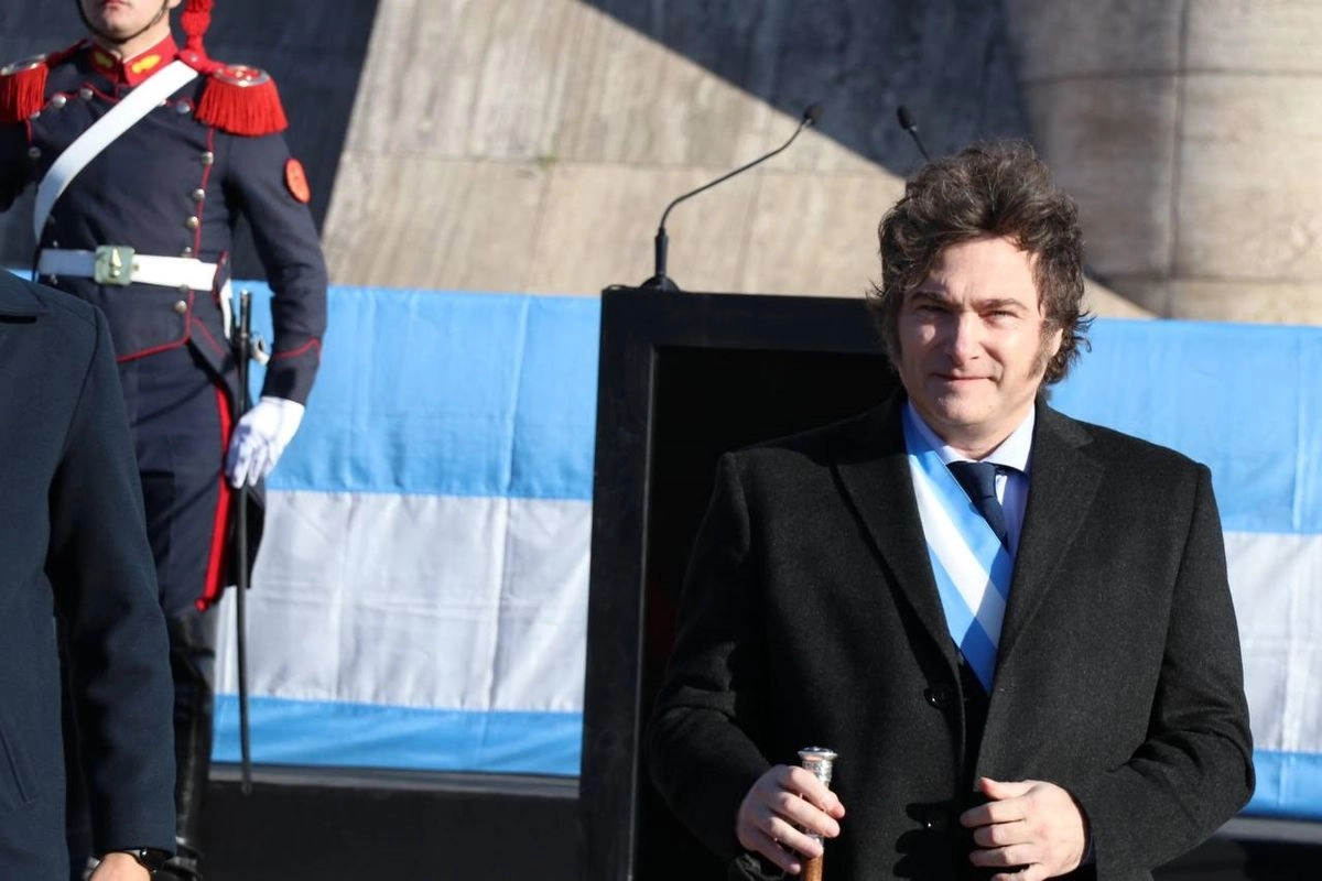 Javier Milei, presidente de Argentina, durante el acto por el Día de la Bandera en Rosario. Foto 