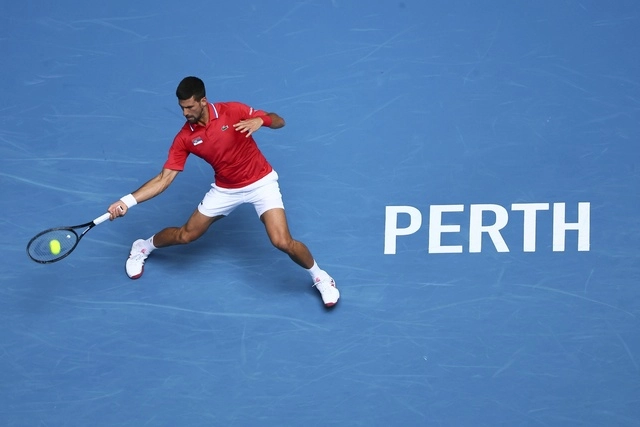 Novak Djokovic de Serbia devuelve un tiro a Jiri Lehecka de la República Checa. Foto Ap
