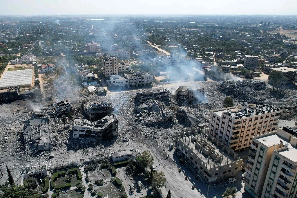 Edificios destruidos en la ciudad de al-Zahra, al sur de la ciudad de Gaza, tras el bombardeo israelí, el 20 de octubre de 2023. Foto Afp 