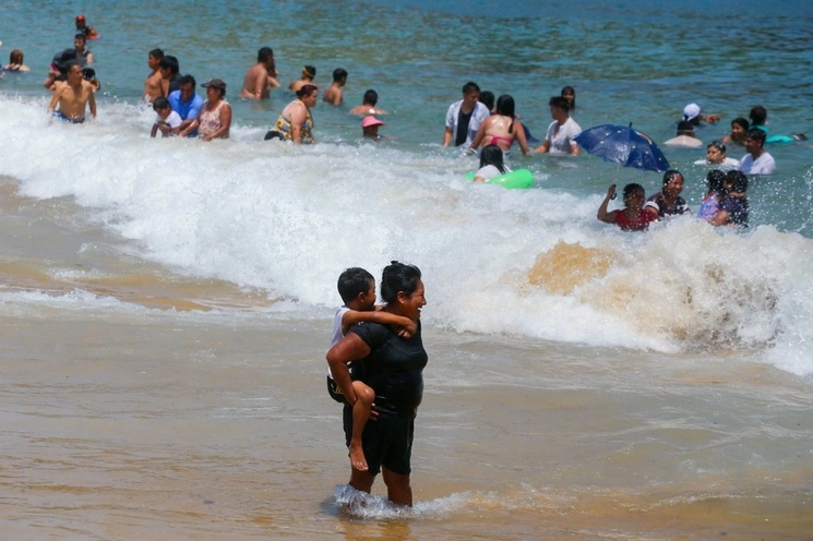 Autoridades de Acapulco aseguran que las playas se encuentran en óptimas condiciones para los bañistas. Foto Cuartoscuro