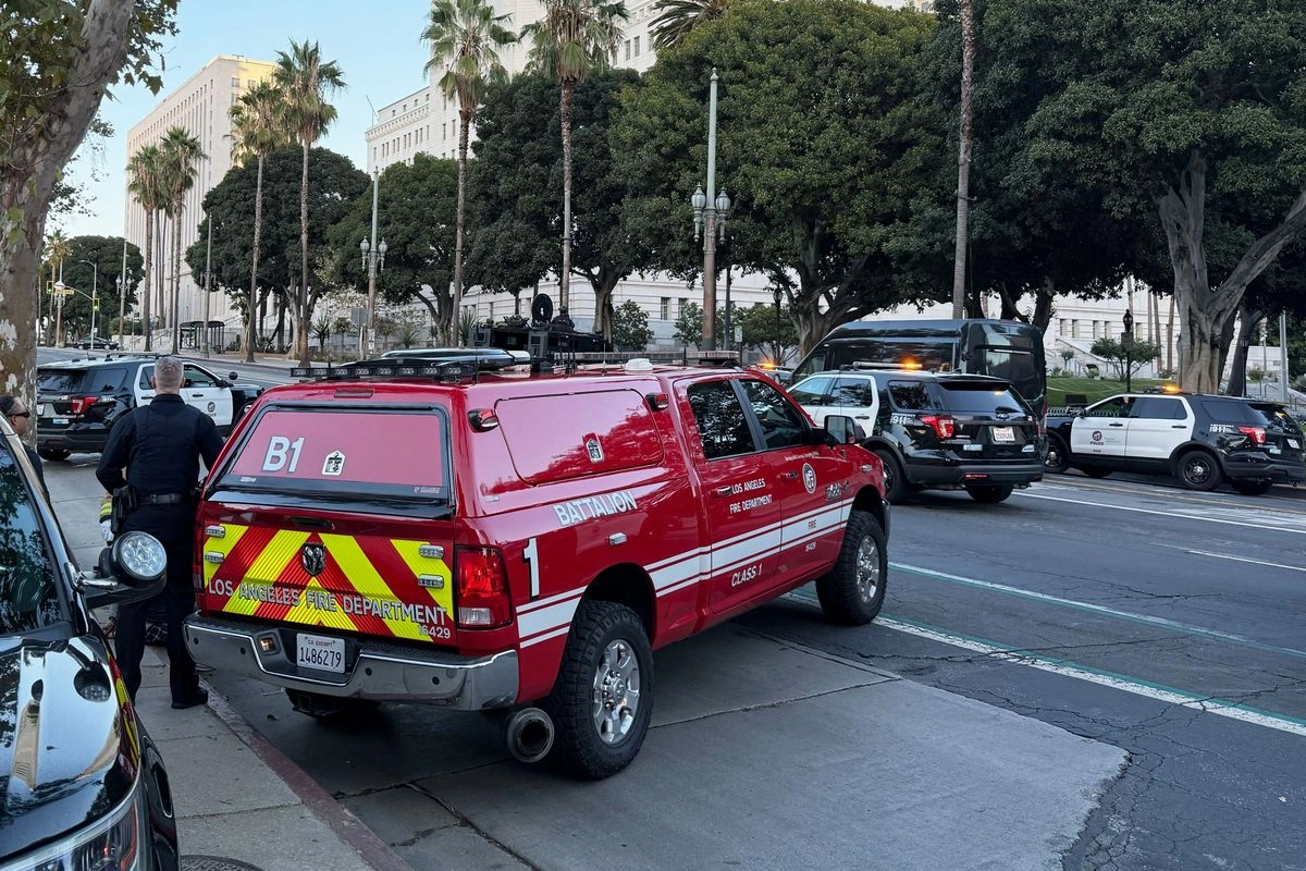 El Ayuntamiento de Los Ángeles fue evacuado después de que un automóvil chocó contra la escalinata del edificio . Foto