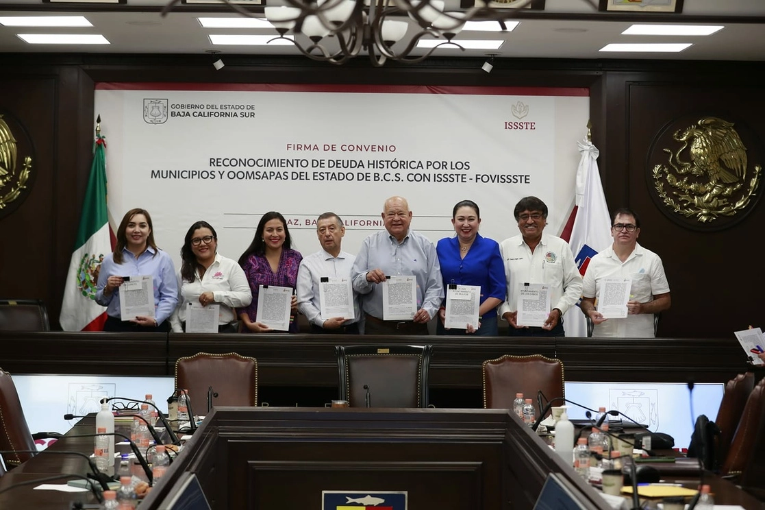 Autoridades del Gobierno y Ayuntamientos de BCS y del Issste durante la firma del convenio. Foto Gobierno BCS