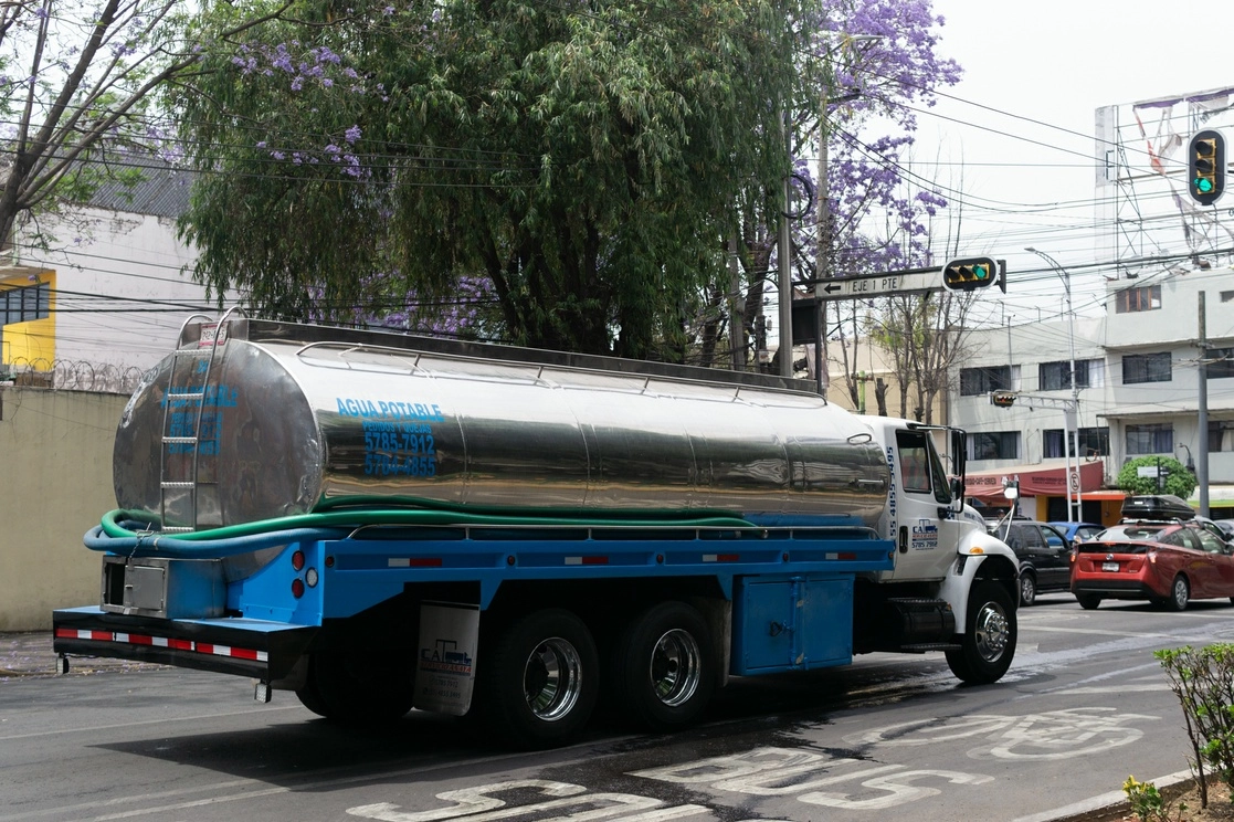 La alcaldesa se Azcapotzalco, Margarita Saldaña recordó que es gratuito el envío y suministro de pipas de agua. Foto Pablo Ramos / Archivo