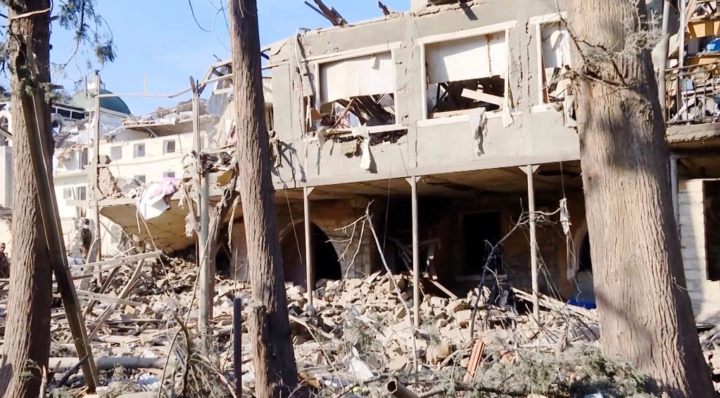 Una zona residencial dañada después del bombardeo de artillería armenia durante los combates sobre la región separatista de Nagorno-Karabaj, en Ganja, Azerbaiyán, el 11 de octubre de 2020. Foto Ap