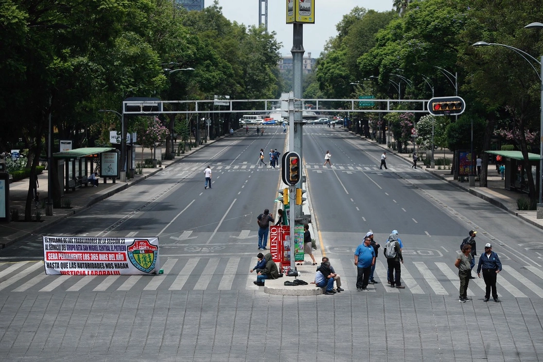 Integrantes del grupo azucarero de la sección número 23 de la empresa Beta San Miguel, ubicada en Veracruz, se manifiestan sobre Paseo de la Reforma mientras bloquean el tránsito en ambas direcciones, así como las calles alrededor del Ángel de la Independencia, en la Ciudad de México, el 31 de mayo de 2022. Foto Cristina Rodríguez