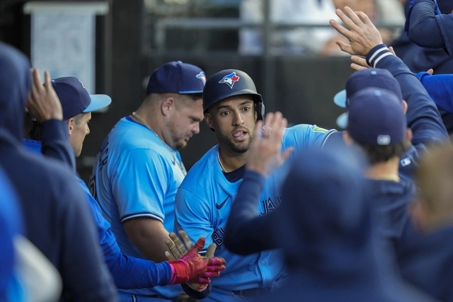 George Springer, de los Azulejos de Toronto tras anotar una carrera. Foto Ap