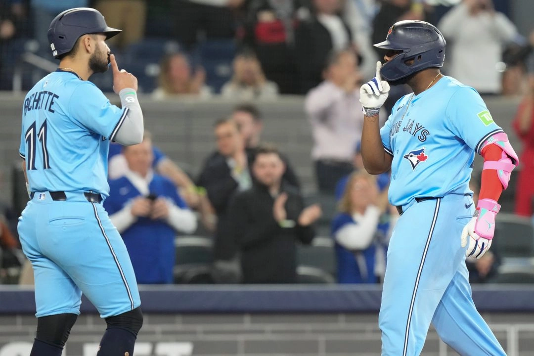 El dominicano Vladimir Guerrero Jr. pegó un cuadrangular de tres carreras que significó la ventaja en la octava entrada. Foto 
