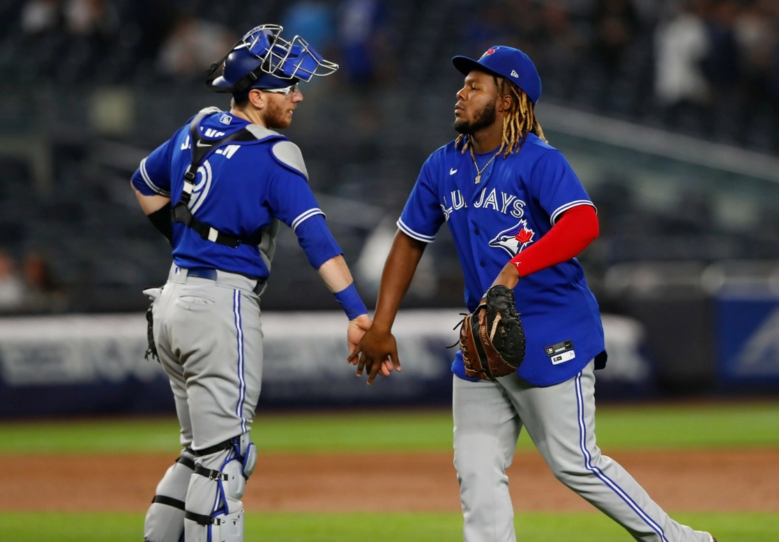 En más resultados, Indios a Tigres 4-1, Reales a Rays 2-1, Bravos a Medias Rojas 3-1, Cachorros a Piratas 4-3, Filis a Marlins 2-0 Foto ap