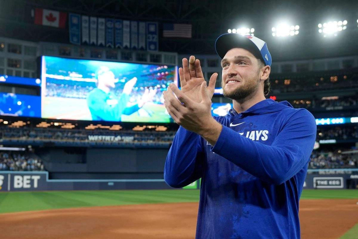 El lanzador de los Toronto Blue Jays, Trey Yesavage, celebra tras la victoria de su equipo sobre los New York Yankees en el segundo juego de la Serie Divisional de la Liga Americana. Foto 