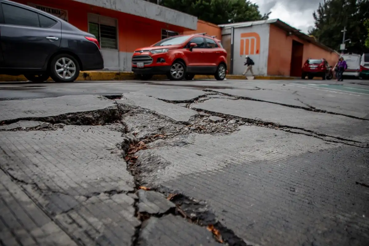 Desde hace seis meses hay una fisura en el pavimento que atraviesa el Cetram La Raza. Transeúntes y comerciantes aseguraron que con las lluvias se ha expandido. Foto 
