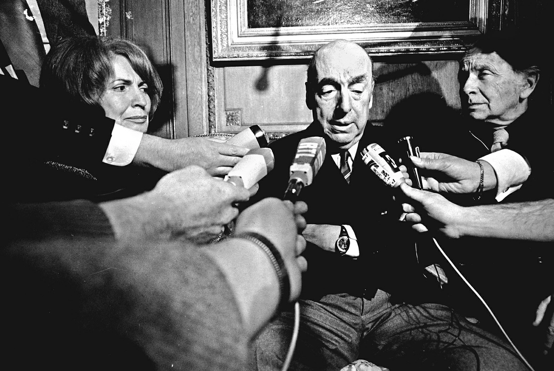 El panel de expertos científicos que investiga el posible envenenamiento del poeta Pablo Neruda en 1973 entregó ayer su informe a una jueza chilena que lo estudiará. En imagen, el poeta y entonces embajador de Chile en Francia, hablando con periodistas en París después de haber sido nombrado premio Nobel de Literatura de 1971. Foto Ap 
