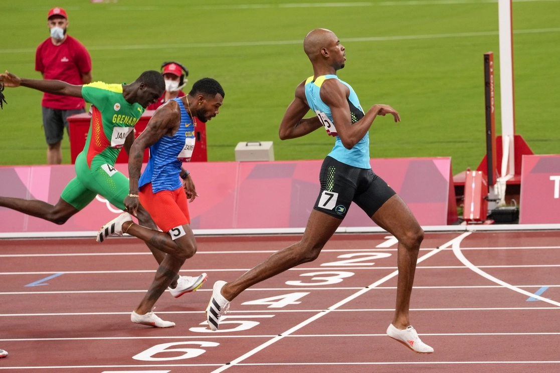 El bahameño Steven Gardiner, ya campeón mundial de la distancia, se colgó también el oro 
olímpico en los 400 metros, por delante del colombiano Anthony Zambrano, subcampeón del mundo y que también se colgó hoy la plata. Foto Ap
