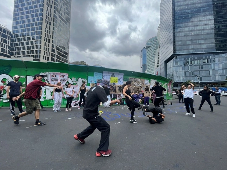 Bailarines protestan en la Glorieta de las y los desaparecidos contra el asesinato de un compañero en Sinaloa, mientras exigen justicia y que se dé con los responsables, en Paseo de la Reforma, en la Ciudad de México, el 30 de junio de 2023. Foto Alfredo Domínguez