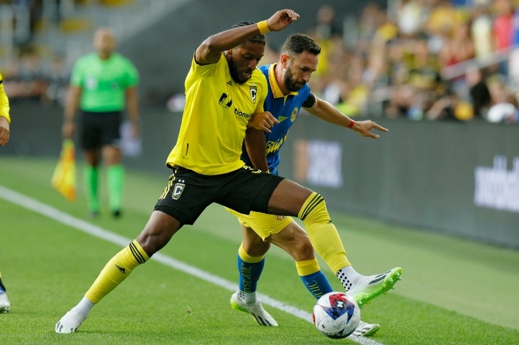 Steven Moreira (izquierda) y Miguel Layún (derecha) durante el encuentro de anoche de la Leagues Cup. Foto Ap