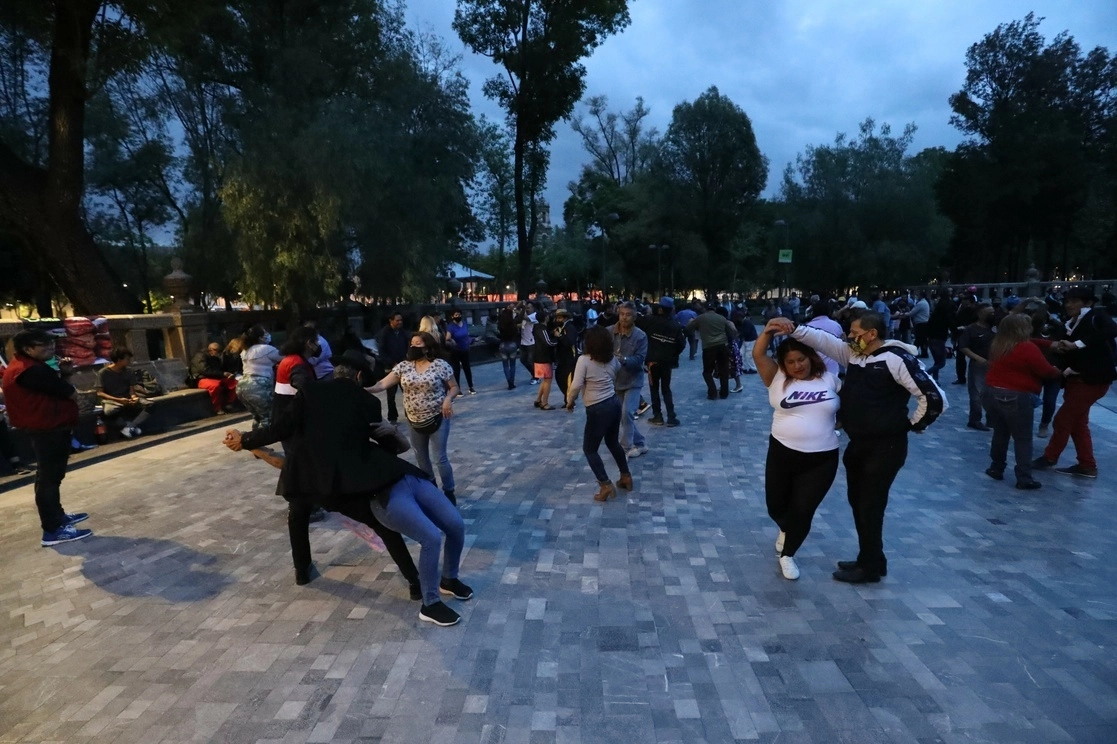 Bailadores en la Alameda, algunos sin cubrebocas. Foto Yazmín Ortega Cortés