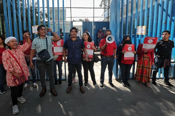 Maestros de la sección 9 de la CNTE cerraron la escuela "Ignacio Altamirano", en la colonia Guerrero durante las elecciones para dirigencias sindicales, en la Ciudad de México, el 14 de junio de 2023. Foto Marco Peláez
