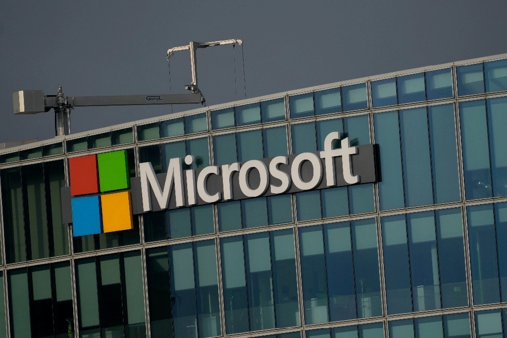 El logotipo de Microsoft se ve afuera de su sede francesa en Issy-les-Moulineaux, en las afueras de París, el 13 de mayo de 2024. Foto Ap