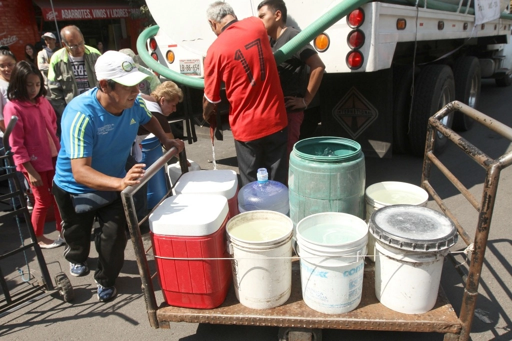 Ante la severa sequía que vive el país, en el valle de México se redujo desde ayer el volumen de agua que le suministra el Sistema Cutzamala. Foto María Luisa Severiano