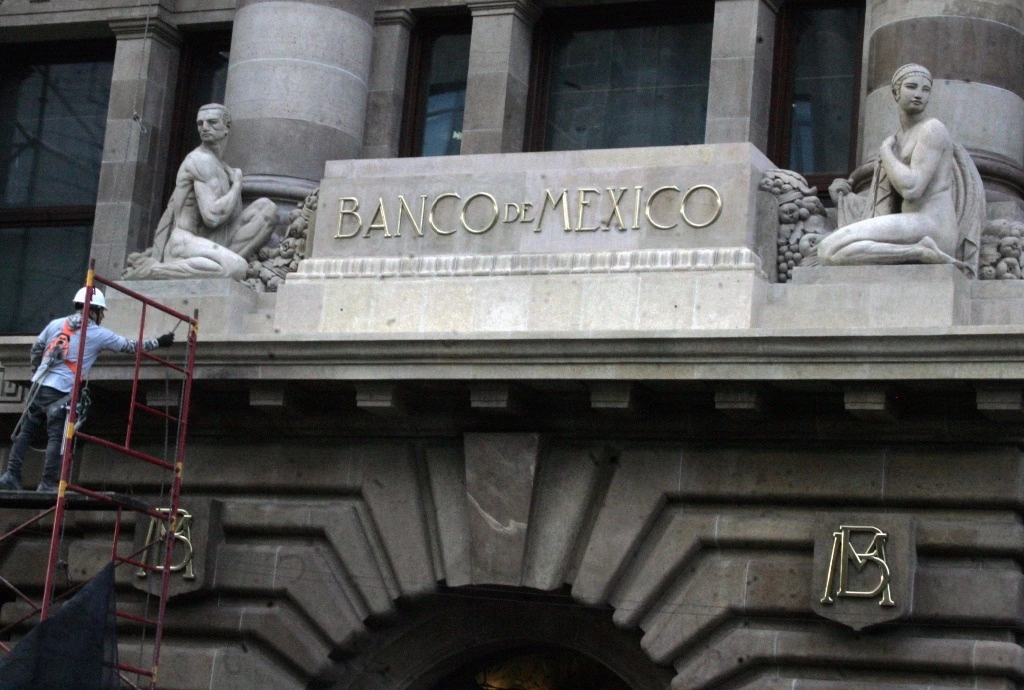Trabajadores limpian la fachada del Banco de México en la capital del país. Foto Roberto García Rivas / Archivo