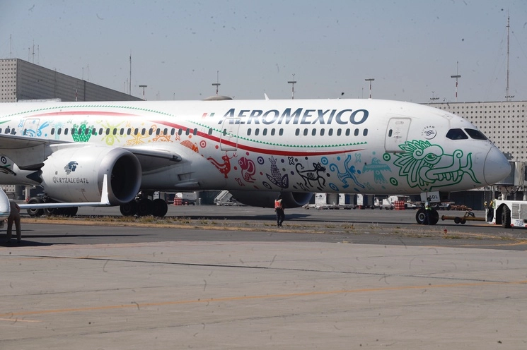 Un avión de Aeroméxico en el Aeropuerto Internacional de la Ciudad de México. Foto Criatina Rodríguez / Archivo