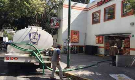 El gobierno capitalino preparó desde ayer, durante una reunión con alcaldes donde se presenta la disminución, un plan de contingencia para dotar a esas zonas por medio de pipas, en coordinación con el C5 y las autoridades de cada demarcación. Foto José Antonio López
