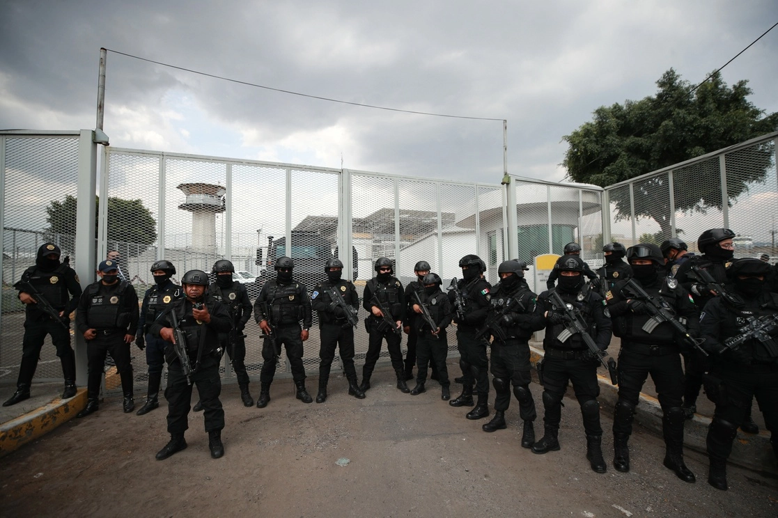 Elementos de la SSC y de la Policía de Investigación resguardan el traslado de los involucrados en el tiroteo en Topilejo. Foto Alfredo Domínguez