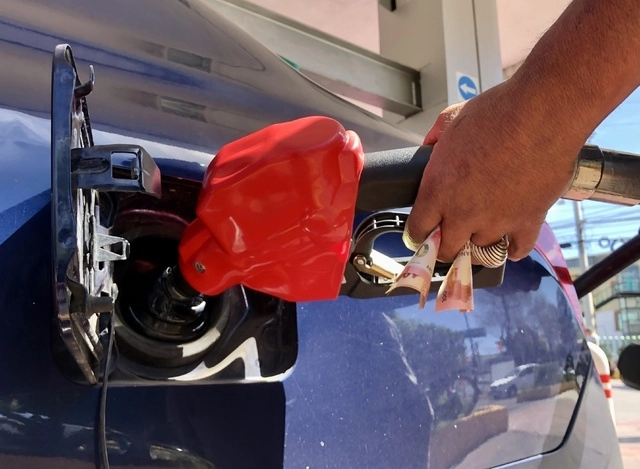 Por primera vez en cinco meses, la Secretaría de Hacienda redujo el subsidio que otorga al impuesto por el consumo de gasolina Premium y lo mantuvo en su totalidad para la tipo Magna. Foto Luis Castillo / Archivo