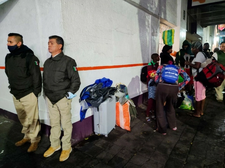 Operativo del Instituto Nacional de Migración en la plaza Giordano Bruno para el traslado a Huixtla, Chiapas, el pasado sábado 20 de mayo. Foto Cuartoscuro 