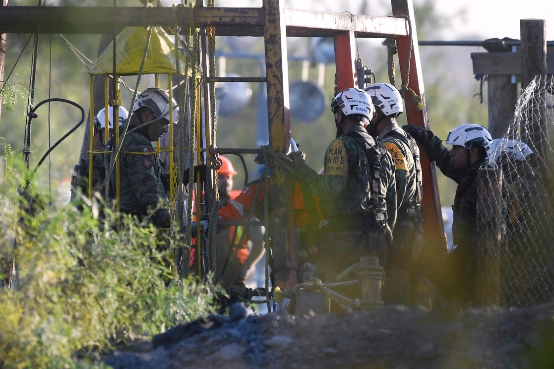 Los equipos de bombeo, con un total de más de 365 caballos de fuerza, siguen trabajando tanto en los tiros de los pozos como en los barrenos construidos, que reducen de forma constante los niveles de agua en la mina, el 11 de agosto de 2022. Foto Afp