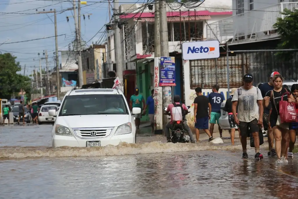 Han comenzado las tareas de limpieza en calles de Acapulco, afectadas tras el paso del huracán 'John', explicó el presidente Andrés Manuel López Obrador, en sus redes sociales. Foto Ap
