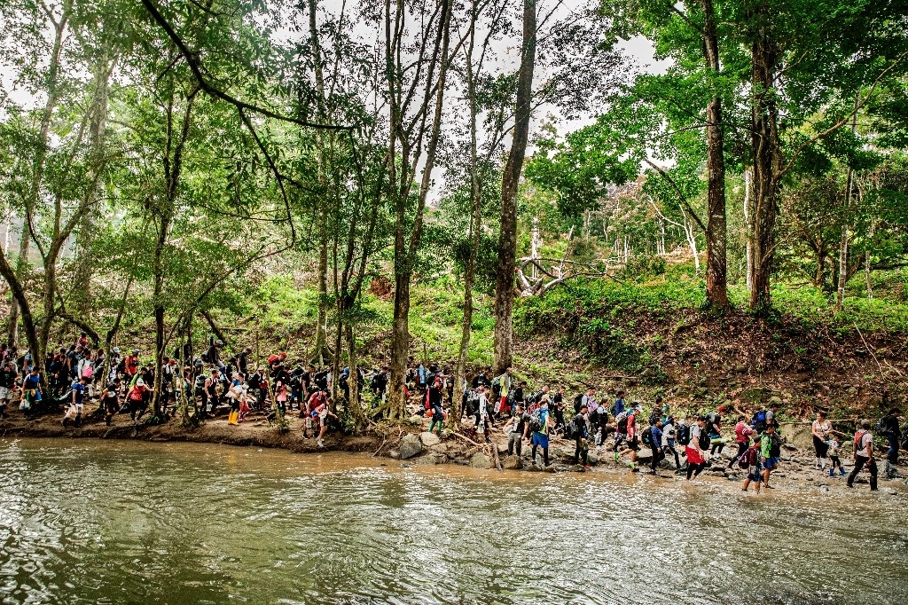Migrantes caminan en la selva del Darién, en la frontera entre Colombia y Panamá. Foto Europa Press