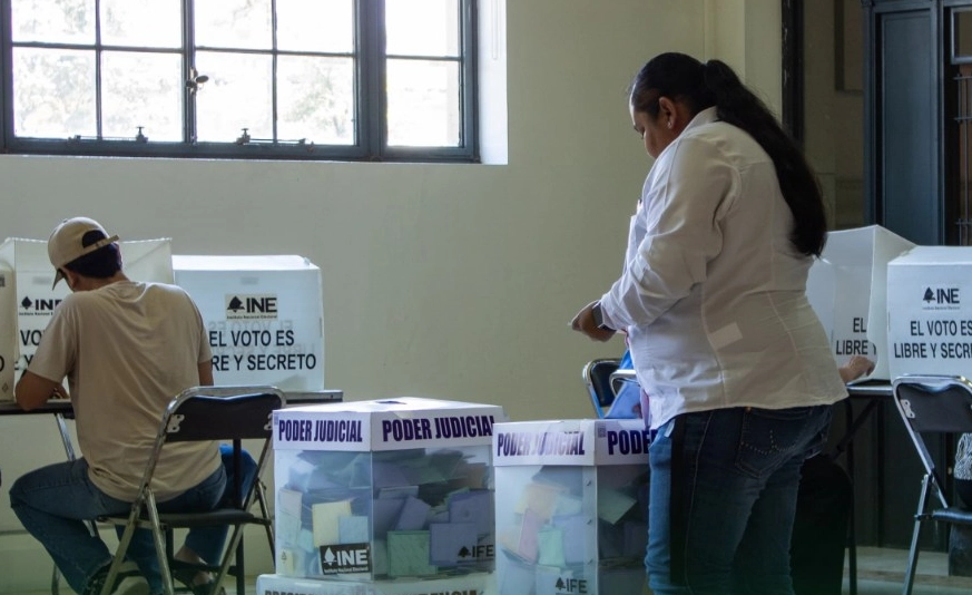 Ciudadanos emiten su voto en una de las casillas instaladas. Foto 