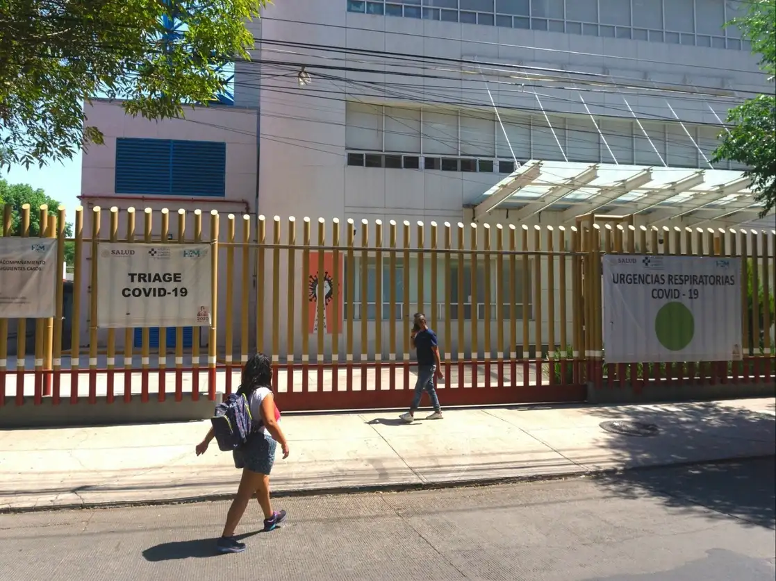 Ayer se registraron en el país mil 93 nuevos casos de Covid-19 y 65 muertes, la cifra más baja en casi un año. En la imagen, el área de urgencias Cardio-respiratorias del Hospital General de México, el 3 de mayo de 2021. Foto Pablo Ramos