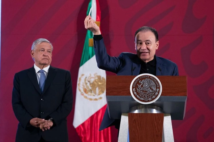 El secretario de Seguridad y Protección Ciudadana, Alfonso Durazo, informa resultados en la materia, durante la conferencia presidencial del 23 de marzo de 2020. A su lado, el presidente Andrés Manuel López Obrador. Foto Pablo Ramos