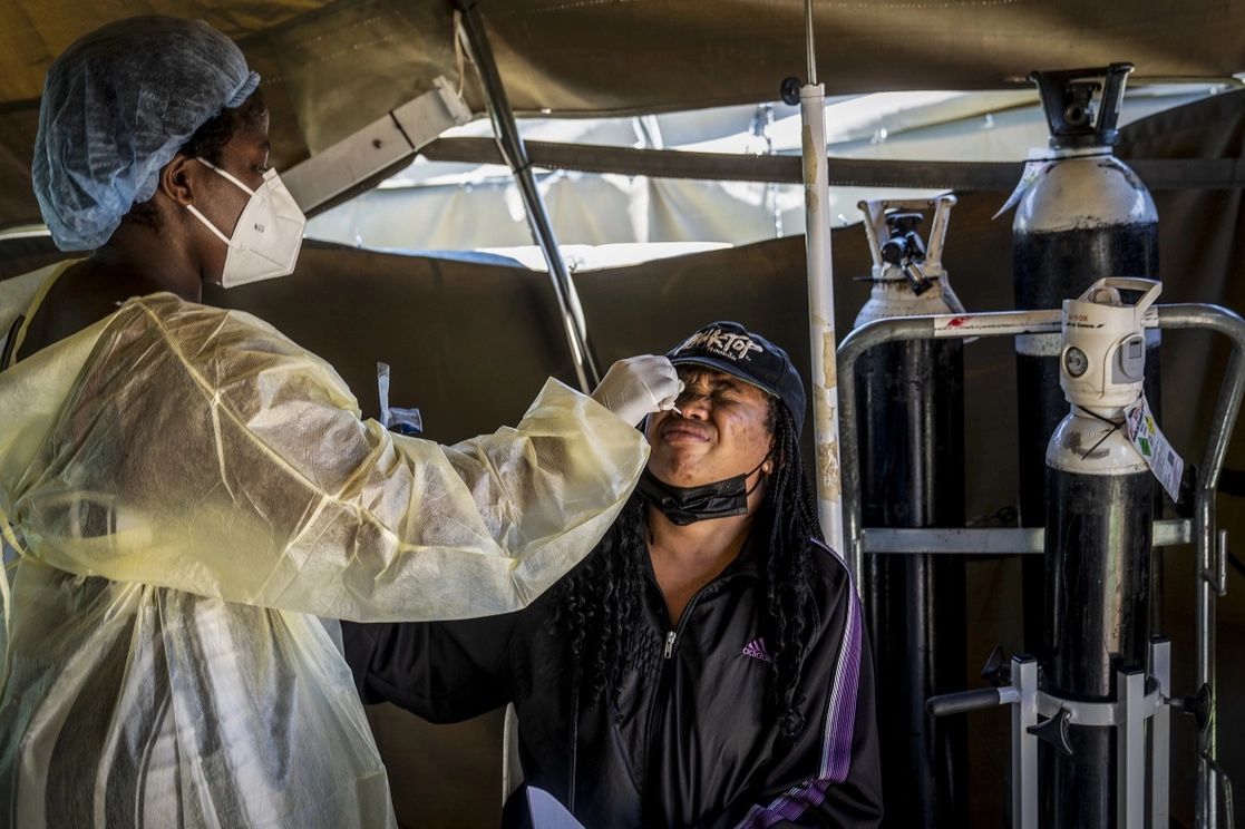 Durante una prueba de coronavirus en un hospital de Johannesburgo, Sudáfrica, el 1 de diciembre de 2021. Foto Ap