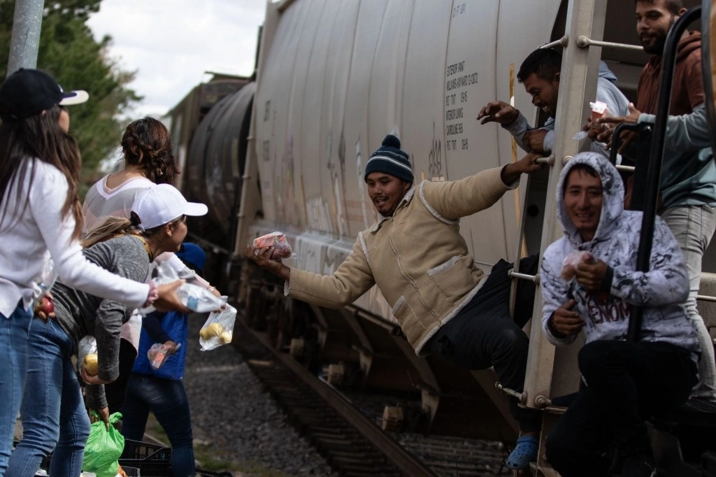 Migrantes en un tren de carga. Foto Cuartoscuro / Archivo