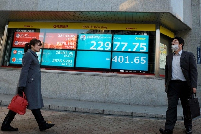 El Nikkei, principal indicador del mercado de Tokio, retrocedió 401.65 puntos (1.72%), al ubicarse en 22 mil 977.75 unidades, su nivel más bajo desde el 1 de noviembre pasado. Foto Afp