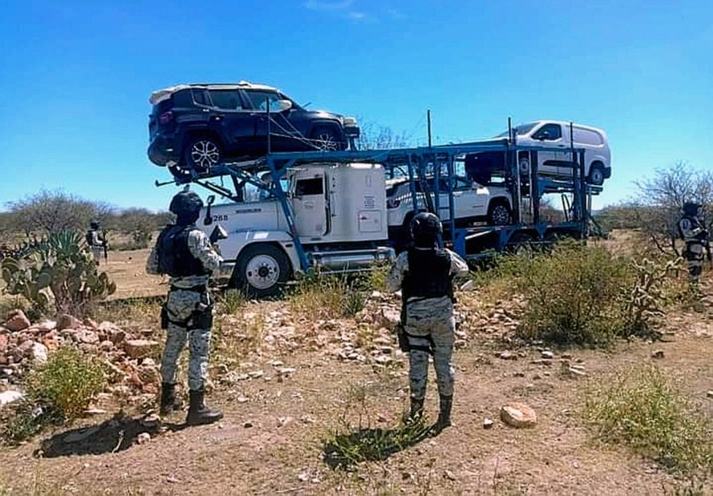 Integrantes de la Guardia Nacional lograron ubicar y recuperar en el municipio de Villa González Ortega, un tráiler “nodriza”, que cargaba camionetas nuevas de lujo y había sido robado unas horas antes, en San Luis Potosí. Foto 'La Jornada'