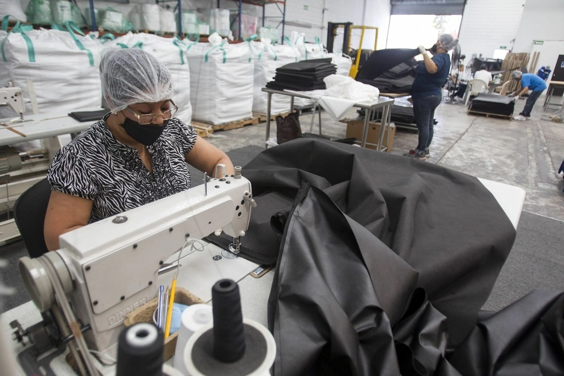 Las horas trabajadas en el sector manufacturero crecieron 0.1 por ciento respecto a septiembre y 2.8 por ciento en comparación con octubre del año pasado. En la image, empleada labra en una fábrica de plástico y polipropileno en Monterrey. Foto Cuartoscuro / Archivo