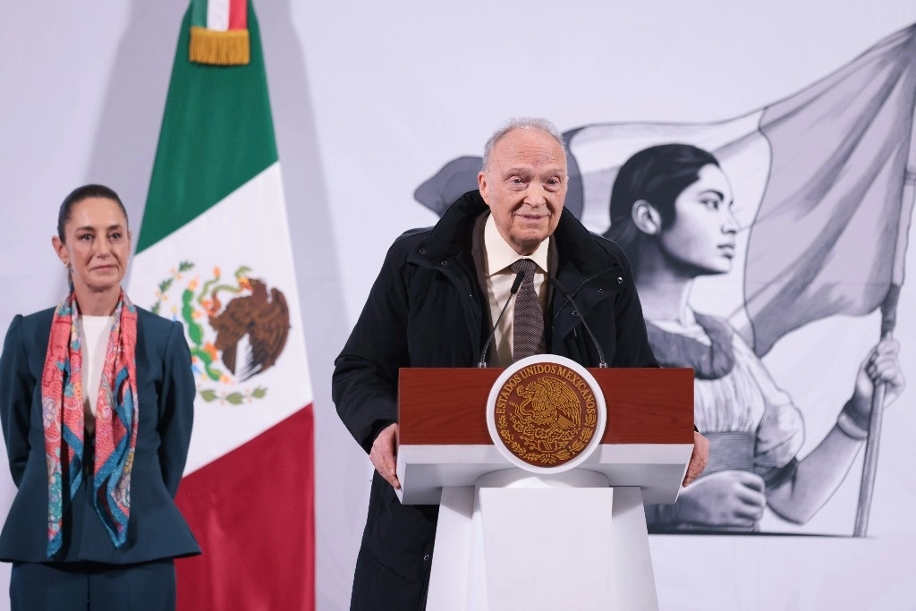 La presidenta Claudia Sheinbaum Pardo escucha al fiscal general de la República, Alejandro Gertz Manero, quien asistió a la conferencia matutina. Foto Presidencia
